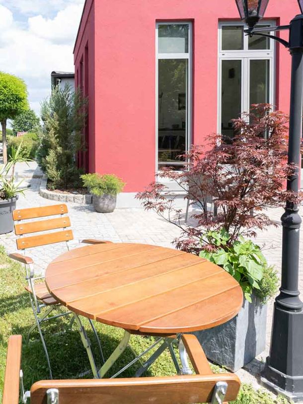 Biergarten-Schiefeneder-Fassade-rot